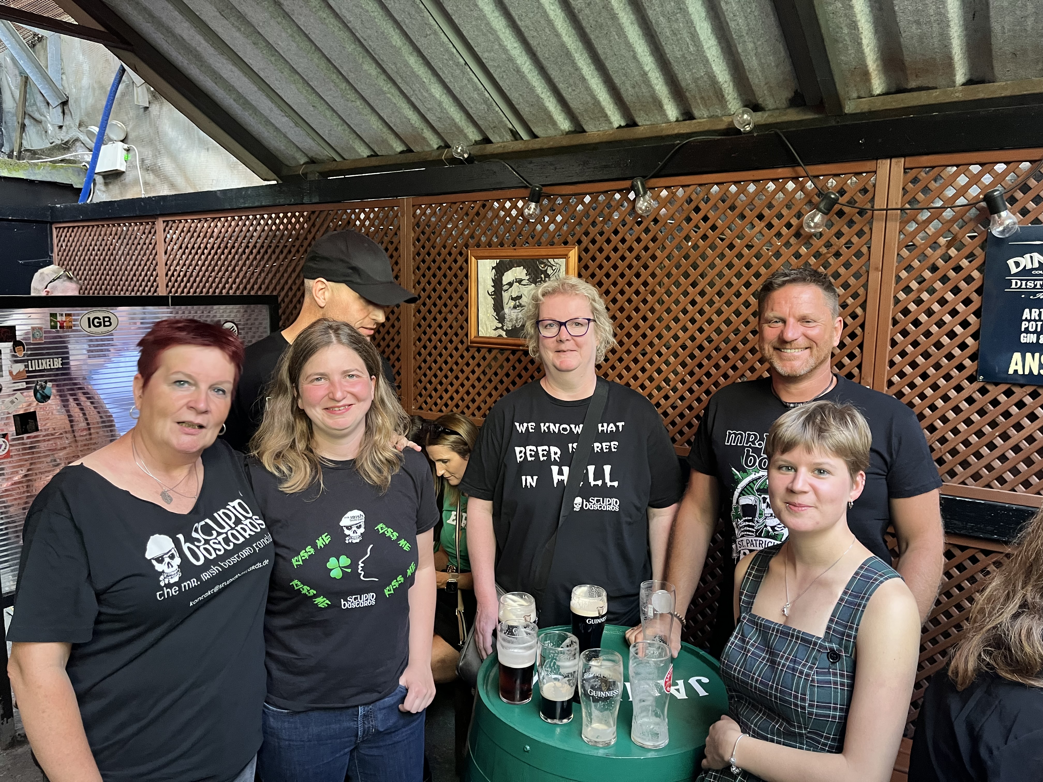 Fans vor dem Konzert in Dublin